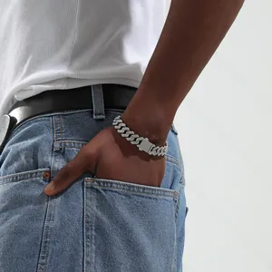 Dettaglio del bracciale a catena cubana 14mm in argento con pavé di cristalli e fibbia