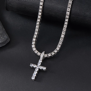 Collier avec pendentif croix argenté et chaîne tennis scintillante pour femme