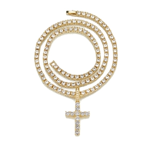 Luxueux collier chaîne tennis en or avec pendentif croix serti de zircons brillants