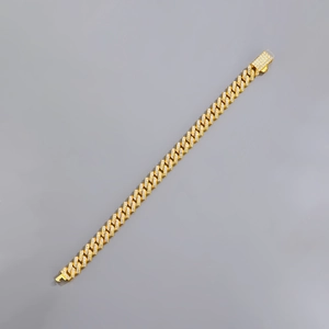 Détail de la chaîne cubaine dorée de 9,5 mm avec pierres zircons et boucle large
