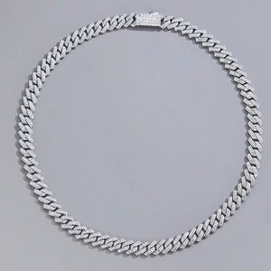 Détail du collier cubain de 9,5 mm en argent serti de diamants avec fermoir à boîte glacé