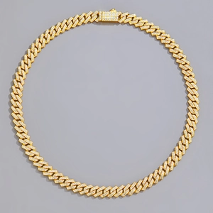 Détail du collier chaîne cubaine dorée 9,5 mm avec pavé de zircon et fermoir boîte