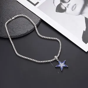 Detalle del colgante de estrella hip-hop con cristales azules y blancos en cadena
