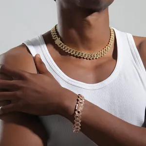 Dettaglio della catena Cuban Link da 14 mm con scintillanti diamanti pavé effetto ghiaccio