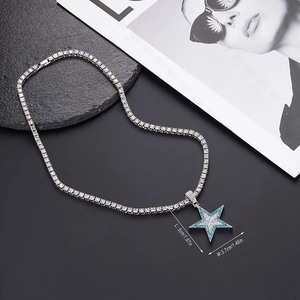 Detalle del colgante de estrella hip-hop con cristales azules y blancos en cadena