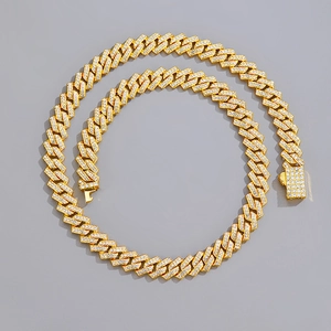 Détail macro du collier gourmette dorée 9,5 mm avec pavage complet de zircons blancs