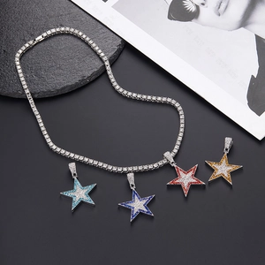 Detalle de cadena de tenis plateada con cuatro colgantes de estrellas de colores