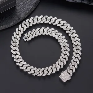 Dettaglio della catena cubana d'argento da 14 mm con micropave di zirconi lucidi