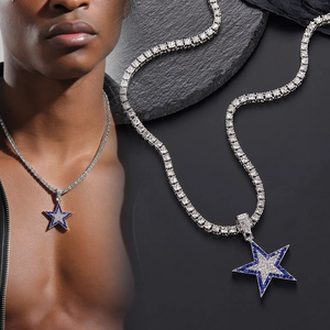 Collar hip hop de estrella con piedras azules y cadena de tenis usado por un modelo