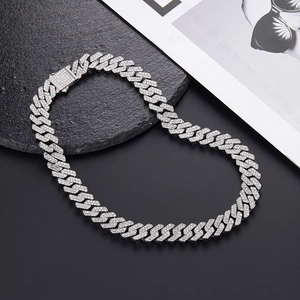 Dettaglio della catena cubana argento 14mm con strass luccicanti e chiusura a incastro