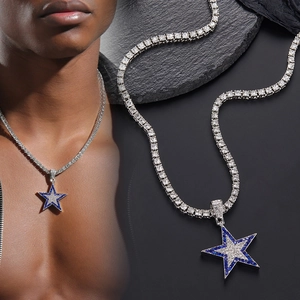 Detalle del colgante de estrella hip hop con cristales azules y blancos en cadena de plata