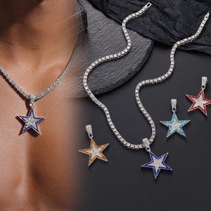 Colgante de estrella hip hop con circonitas de colores sobre una cadena de tenis