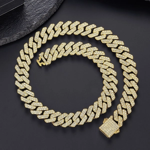 Collana Cuban link dorata da 14mm con zirconi incastonati su sfondo nero testurizzato