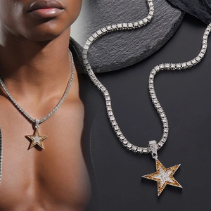 Detalle de cadena de tenis hip hop con colgante de estrella en circonitas blancas y amarillas