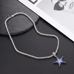 Detalle del colgante de estrella brillante con circonitas azules sobre cadena tennis
