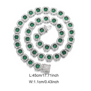 Détail d'une chaîne cubaine argentée de 45cm avec émeraudes vertes et zircons brillants