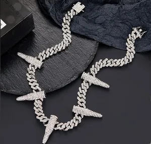 Détail de la chaîne cubaine argentée avec pendentifs à pointes et zircons blancs