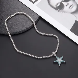 Detalle del colgante de estrella con diamantes azules y blancos en una cadena de tenis