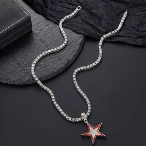 Detalle del collar de tenis con un colgante de estrella pentagrama roja y blanca