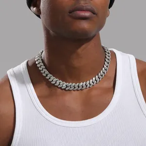 Chaîne Cuban 12mm argentée pour homme sertie de strass brillants portée par un mannequin