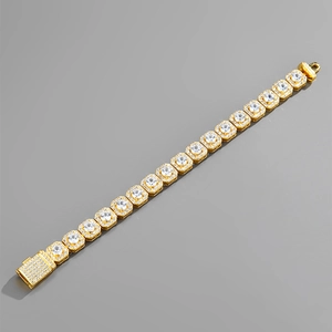 Vue détaillée du collier hip hop doré 11mm avec maillons halo carrés et cristaux de zircon
