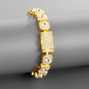 Gros plan sur une chaîne hip-hop dorée de 11mm sertie de zircones sur un support