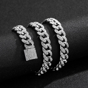 Gros plan sur la chaîne cubaine argentée de 12 mm avec strass sur présentoir noir à bijoux