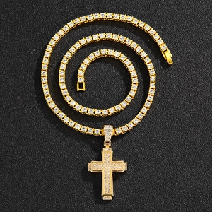 Collier croix hip-hop plaqué or avec chaîne tennis et strass brillants incrustés
