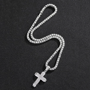 Collier chaîne tennis hip hop argenté avec un grand pendentif en forme de croix sertie