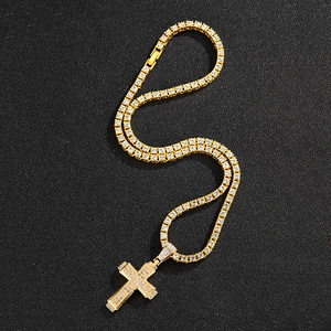 Vue détaillée du pendentif croix dorée hip hop serti de strass sur chaîne tennis