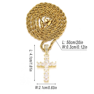 Collar hip hop de cruz dorada con circonitas cuadradas en una cadena de cuerda clásica