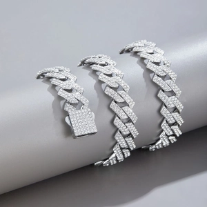 Chaîne cubaine 15mm argentée glacée avec strass scintillants et fermoir carré sécurisé
