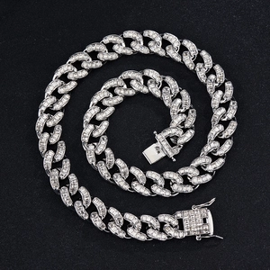 Détail macro de la chaîne cubaine argentée de 15 mm avec pierres de zircone cubique