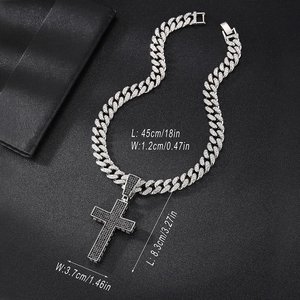Chaîne Cuban hip hop argentée avec un grand pendentif croix en strass noirs