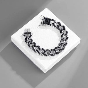 Détail de la chaîne cubaine de 15mm avec strass noirs carrés et fermoir de sécurité robuste