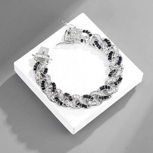 Détail du bracelet gourmette 15mm avec cristaux carrés noirs et blancs et fermoir boîte