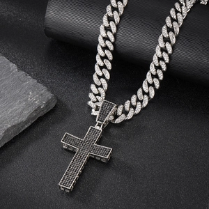 Chaîne cubaine argentée hip-hop avec pendentif croix noire glacée pour un look urbain