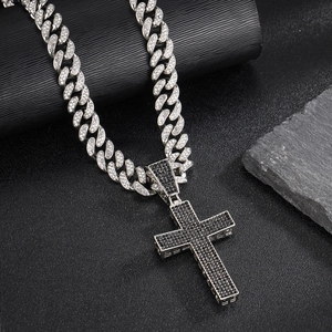 Collier chaîne cubaine argentée avec pendentif croix serti de cristaux noirs mats
