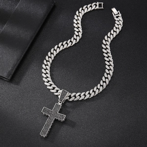 Chaîne cubaine hip hop luxueuse avec strass argentés et pendentif croix en pierre noire