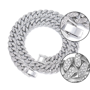 Dettaglio macro della catena cubana da 13mm argentata con strass e chiusura di sicurezza