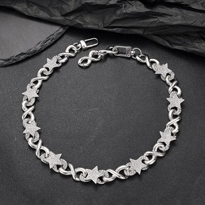 Dettaglio della catena cubana argento con maglie a stella e infinito e cristalli incastonati