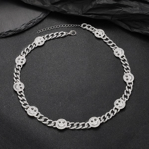 Dettaglio della collana a catena cubana argento con ciondoli a forma di smile con strass