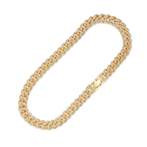 Dettaglio della catena cubana da 13mm placcata oro con strass e chiusura solida