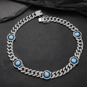 Dettaglio della collana a catena cubana argento con ciondoli occhio blu e strass