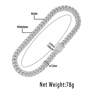 Dettaglio della catena cubana hip hop argento da 13mm con lunghezza 45cm e strass