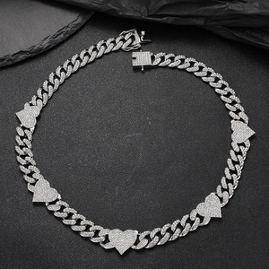 Collana a catena cubana argentata con cinque ciondoli a cuore e strass bianchi lucidi