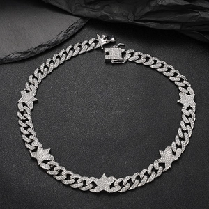 Dettaglio della catena cubana argento con strass scintillanti e accenti di stelle