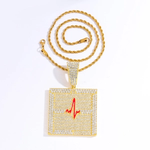 Détail du pendentif hip hop carré avec ligne de battement de coeur et cristaux