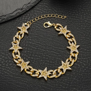 Collana cubana dorata con strass scintillanti e ciondoli a stella su pietra nera lucida