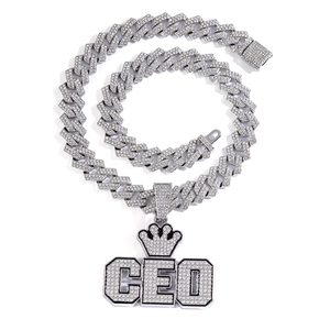Détail du pendentif couronne CEO serti de strass sur une grosse chaîne cubaine argent